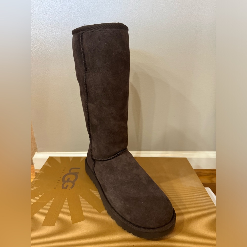 Ugg Australia women's CLASSIC TALL Boot color Chocolate, size is USA 9